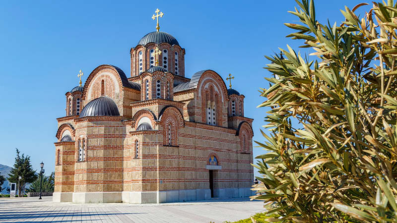Det ortodoxkristna klostret Tvrdo i Trebinje p en rundresa genom Balkan.